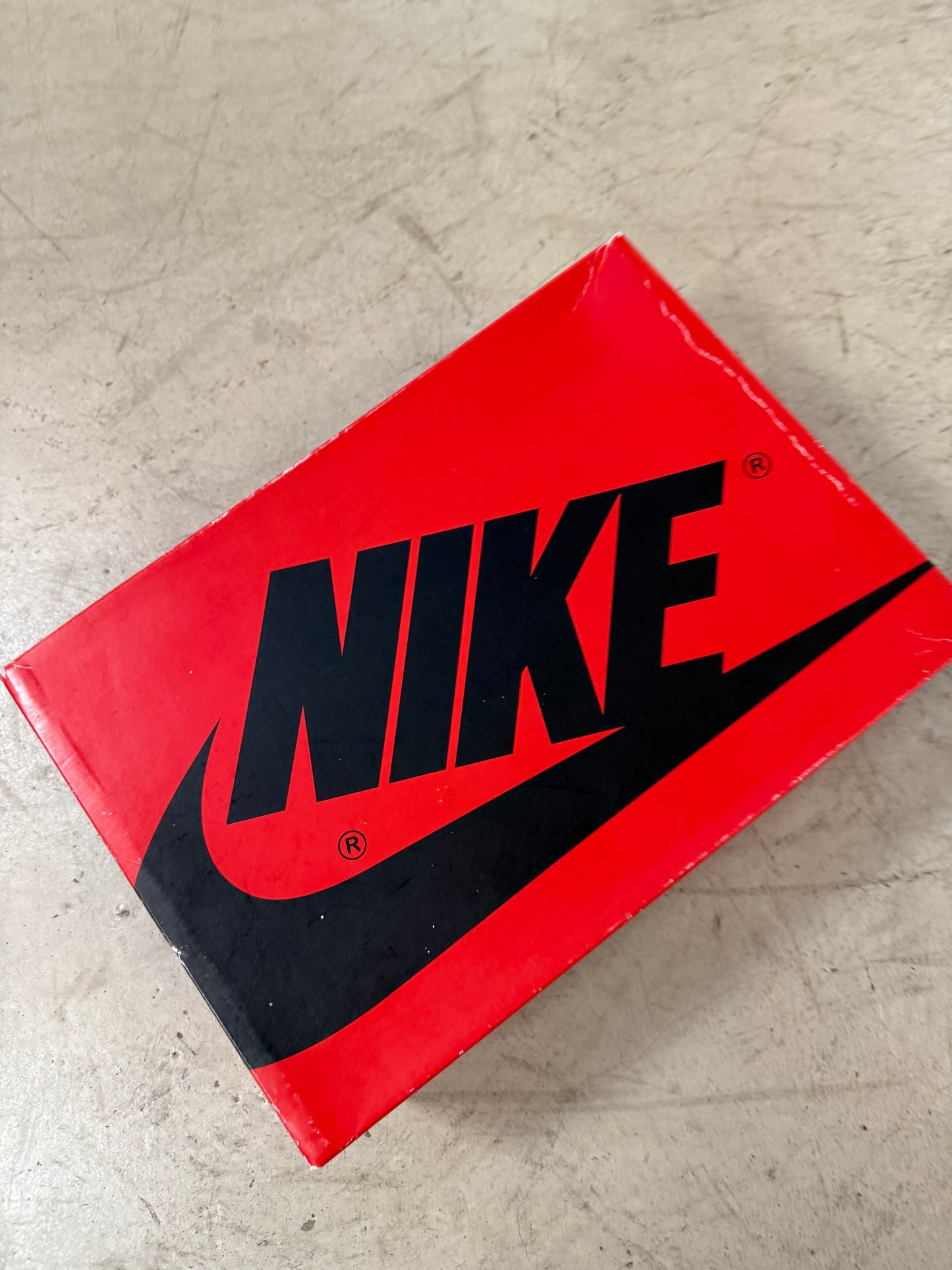 Jordan 1 Mid Maison Château Rouge 41