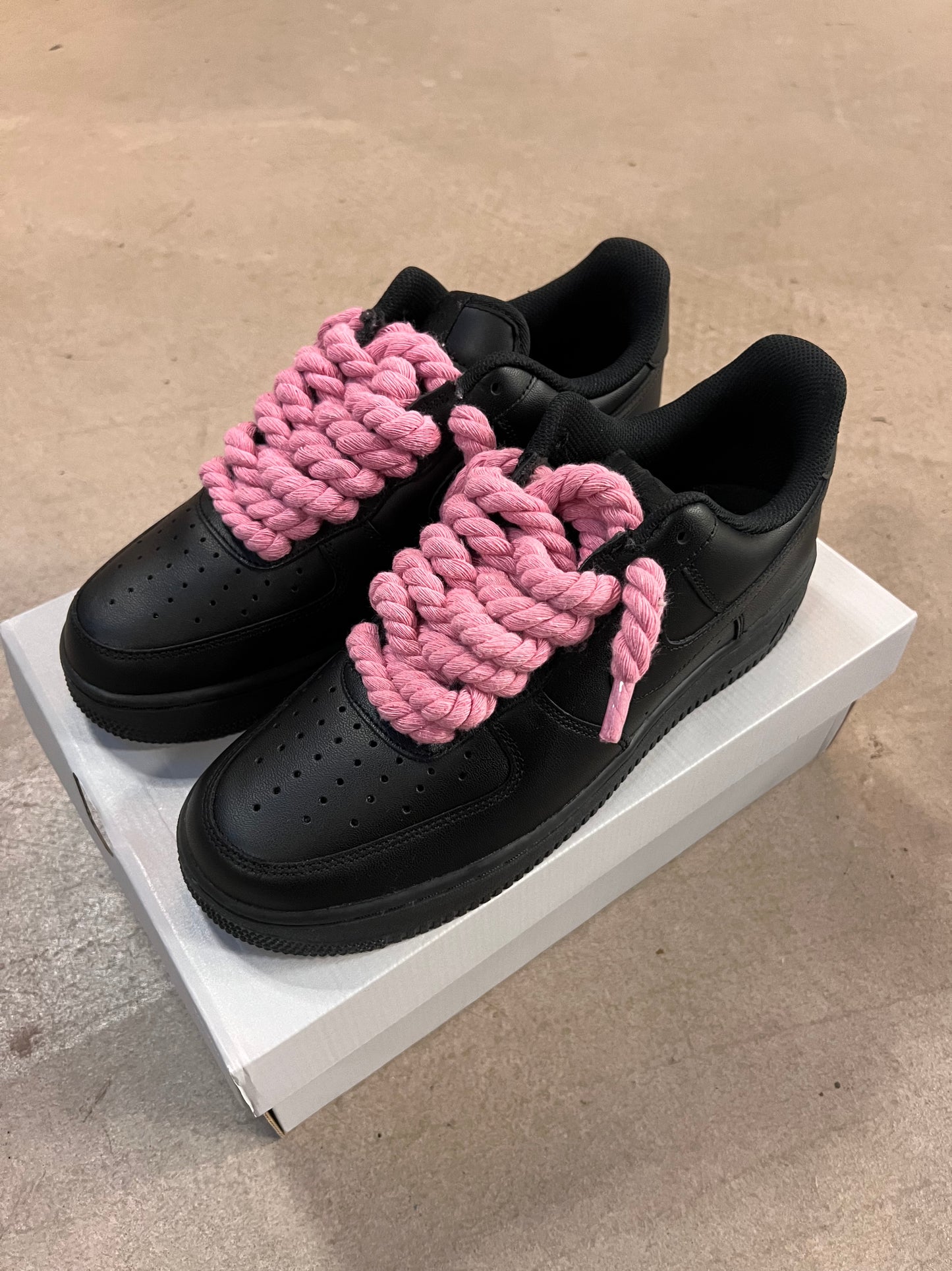 Air Force 1 Triple Black Lacet Corde Black & Pink