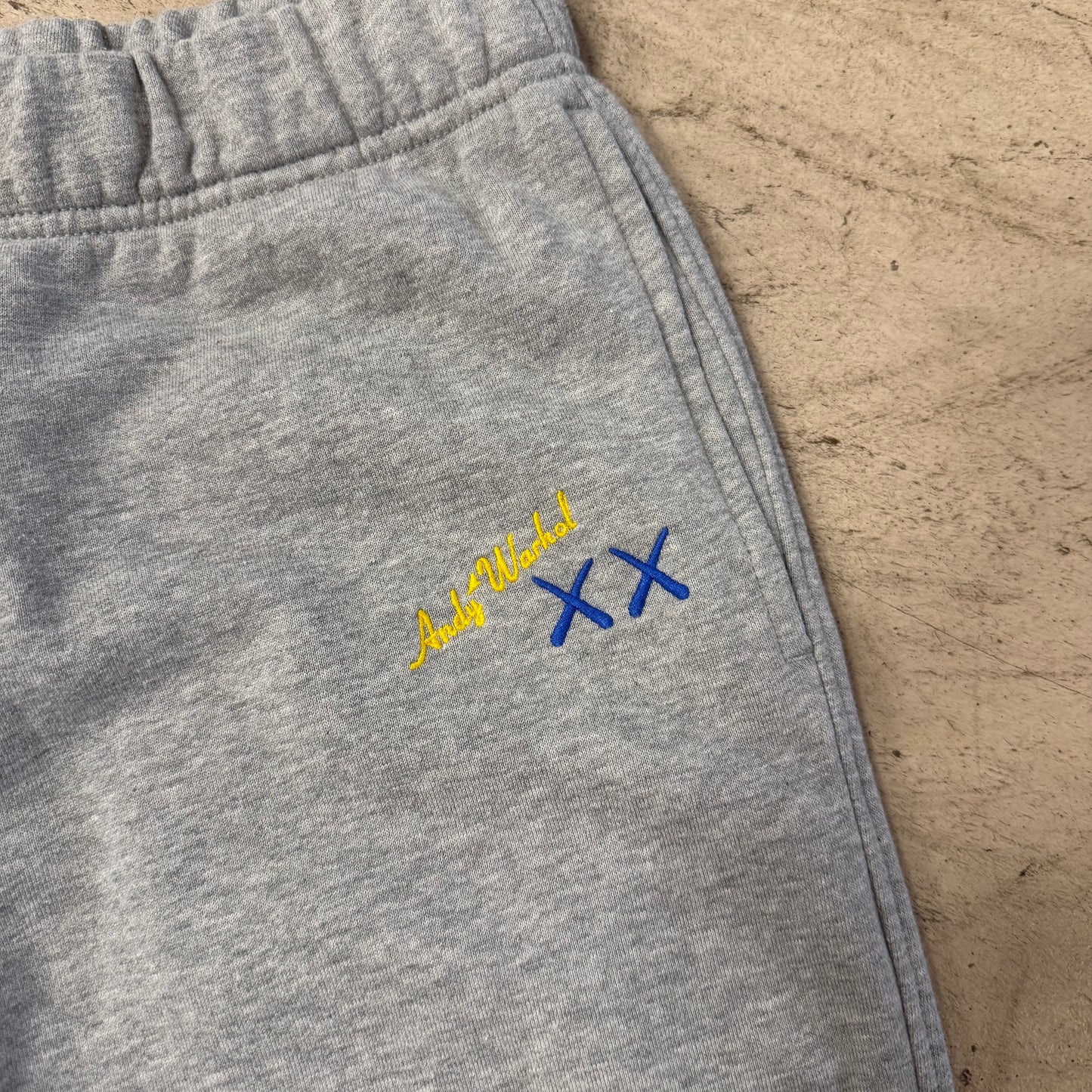 Jogging Kaws Uniqlo Grise Occasion