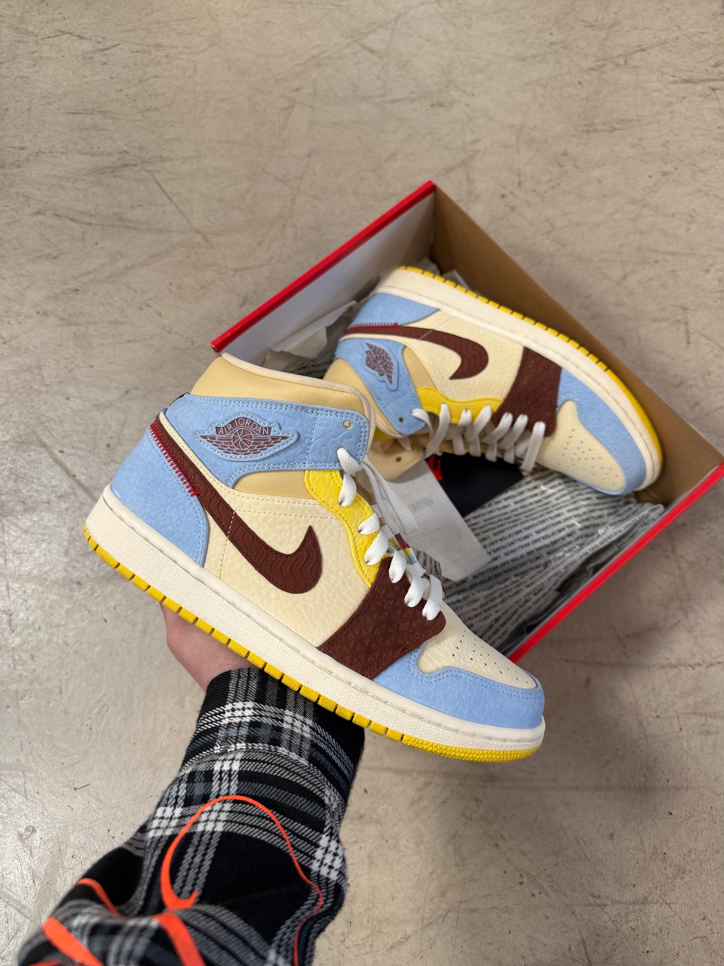 Jordan 1 Mid Maison Château Rouge 41