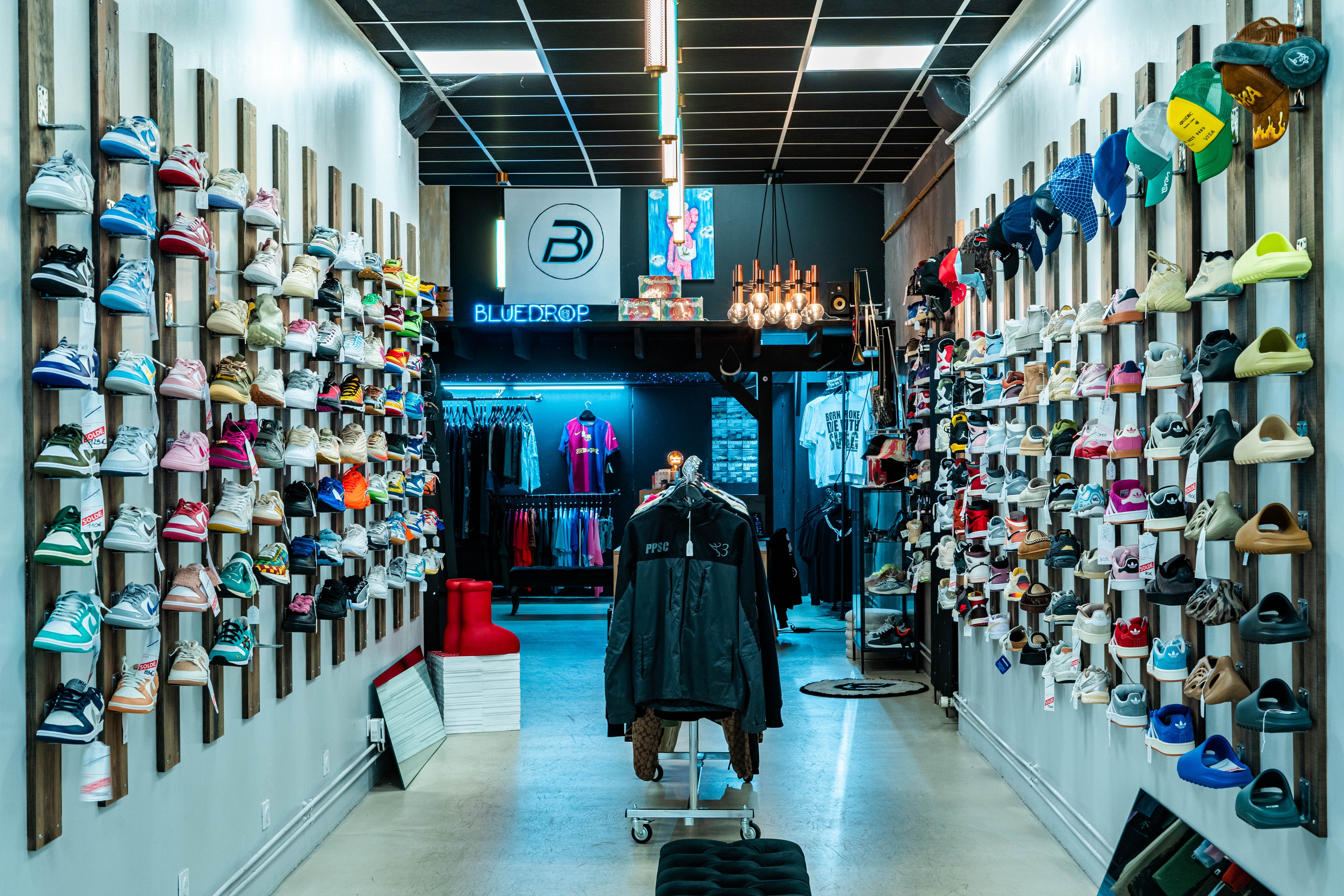 Charger la vidéo : Viens découvrir BLUEDROP, le temple du streetwear et du luxe à Nantes. Sneakers rares, pièces uniques &amp; une sélection qui change chaque semaine.