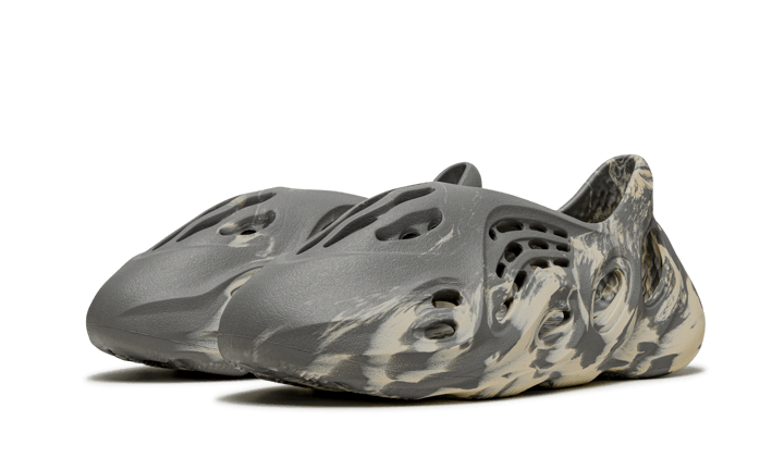yeezy-foam-rnnr-mxt-moon-gray-5199ee