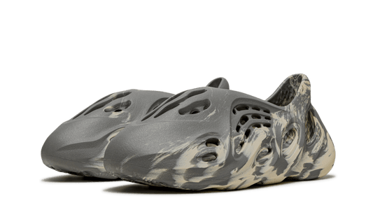 yeezy-foam-rnnr-mxt-moon-gray-5199ee